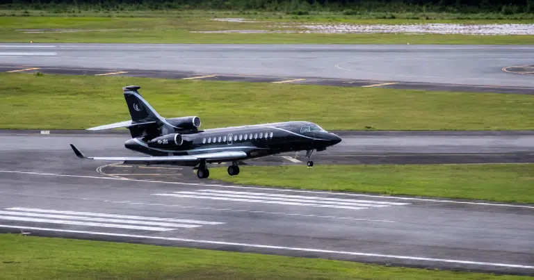 Jato Falcon 7X chega a Vitória