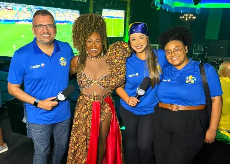 Josué de Oliveira, Andréa Nery, Renata Fermo e Jamille Araújo. A cantora com a equipe da Rede SIM SBT
