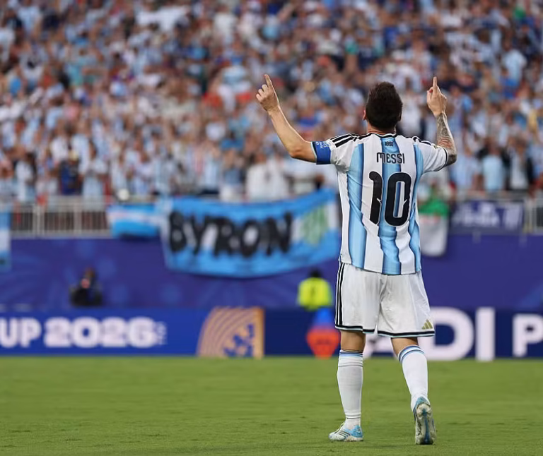 Messi faz história, Argentina vence e larga forte na Copa