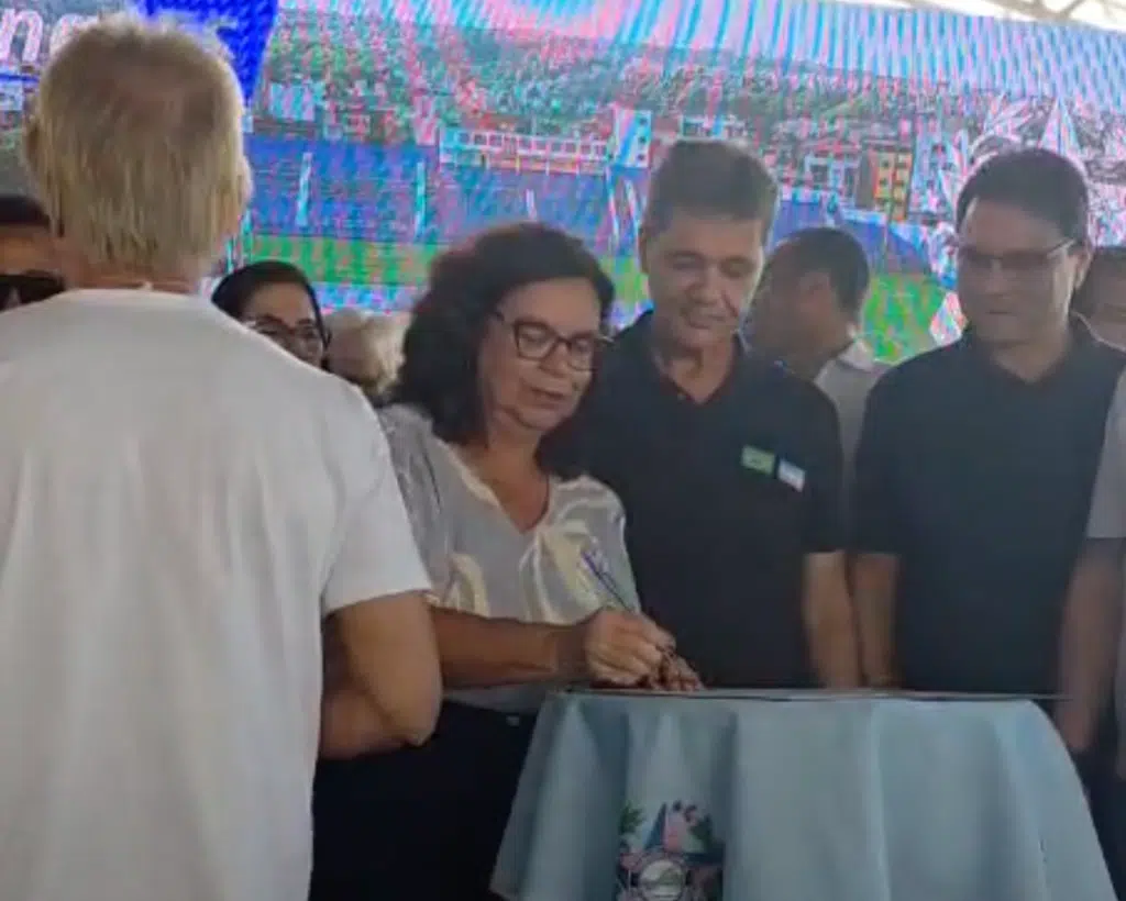 Margareth Saraiva Coelho com Ricardo Ferraço em cerimônia do governo. Crédito: Serd