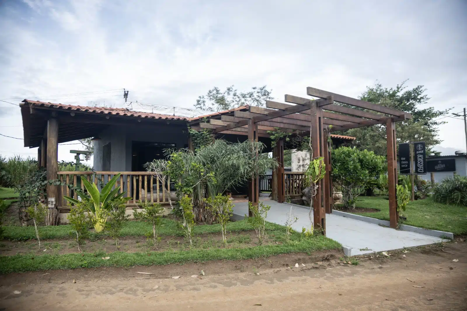 O Alambique da Dose Clássica, localizado em Aracruz, fica bem próximo à praia, o que o diferencia da grande maioria dos alambiques, geralmente instalados em propriedades no interior