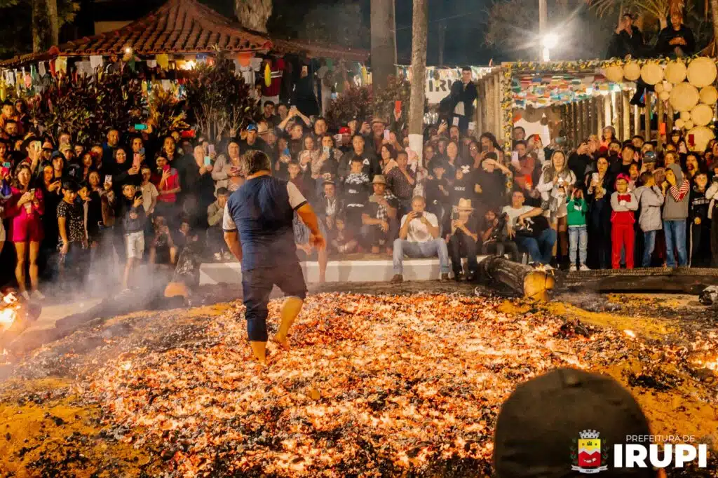 Passagem na brasa reúne moradores e visitantes em um dos momentos mais simbólicos da Festa de São João de Irupi