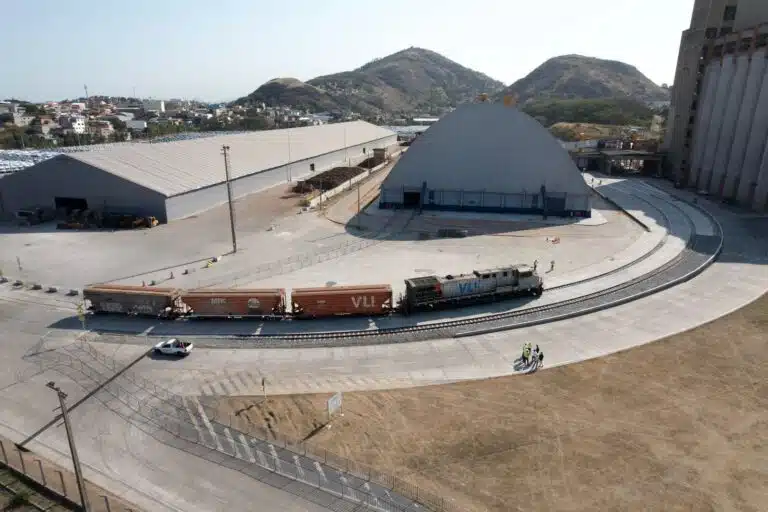Ramal ferroviário dentro do Porto de Capuaba, em Vila Velha
