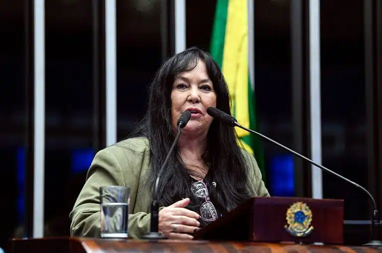 Rose de Freitas na tribuna do Senado