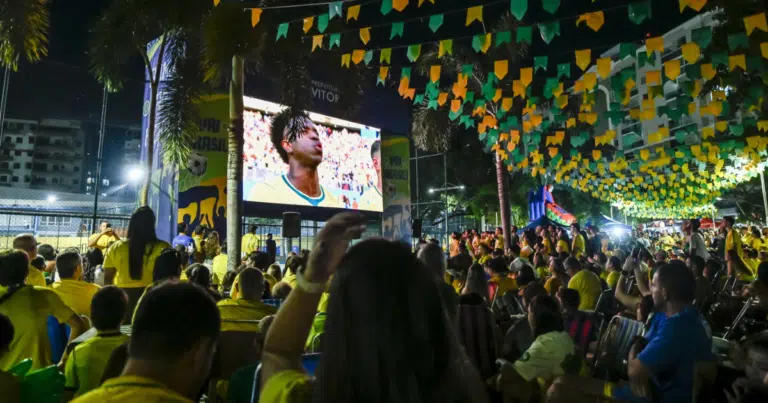 Telões em Vitória voltam a reunir torcedores para Brasil x Haiti