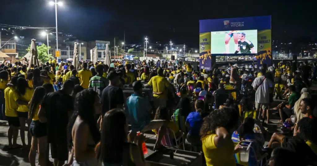 Telão para jogo do Brasil na Ilha das Caieiras, em Vitória