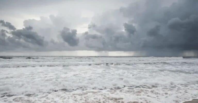 Tempo nublado na praia