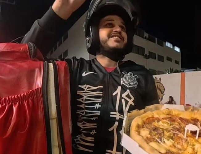 Veja por que motoboy viralizou no ES vendendo pizzas na garupa