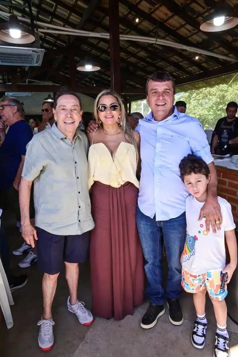 Valdecir Torezani, Geise e Hilton Cabral com o neto Hiago