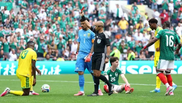 México vence África do Sul com recorde de expulsões na Copa