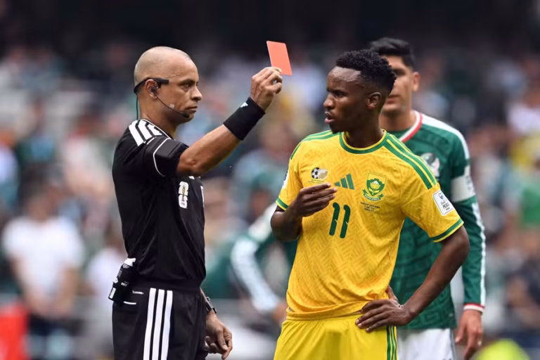 Meia expulso por árbitro brasileiro é suspenso por três jogos
