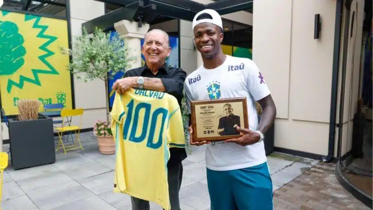 Galvão e Vini Jr. trocam homenagens após marca histórica