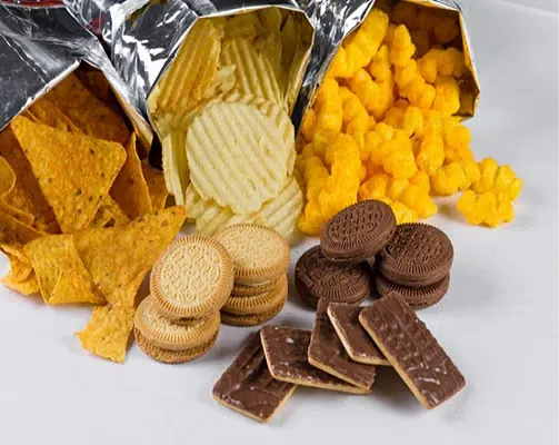 Por que é tão difícil parar de comer ultraprocessados? (Não é falta de força de vontade)