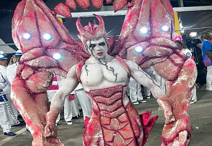 Samba para um Rei Negro, Pixuleh no Pega e fantasias de luxo