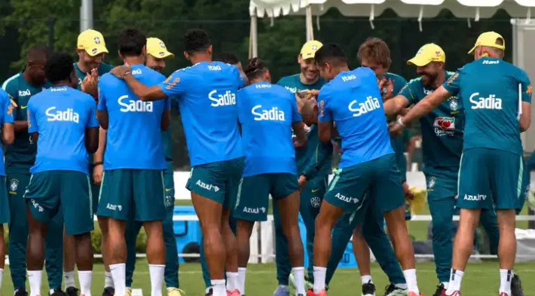 Ancelotti recebe trote de aniversário em treino da Seleção