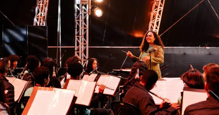 Banda Sinfônica Vale Música divide o palco com o cantor e compositor André Prando. Foto: divulgação