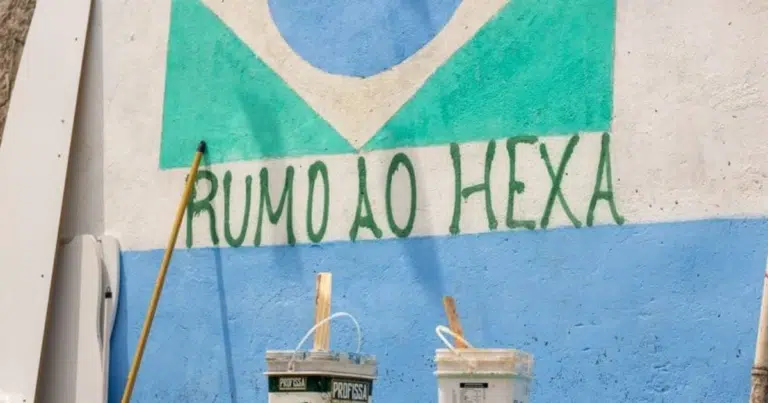 Pintura coletiva de ruas marca estreia do Brasil em Vitória