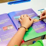 Serra distribui 3 mil álbuns de figurinha sobre história da cidade