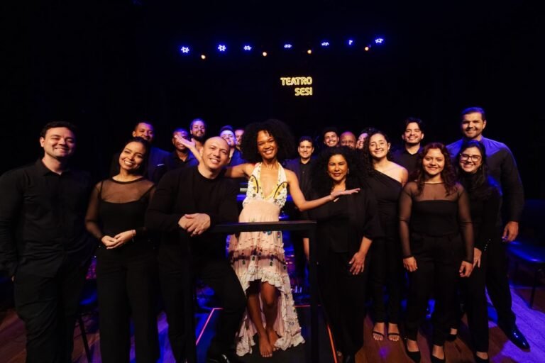 A cantora Agnes Nunes com a equipe do SESI Cultura e Camerata SESI na reinauguração do Centro Cultural SESI
