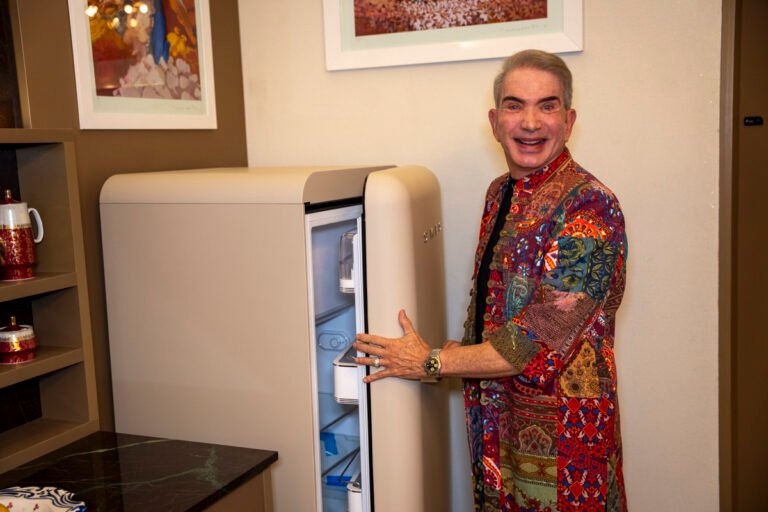 André Pimenta no espaço com a geladeira da M Gerais Crédito Cacá Lima