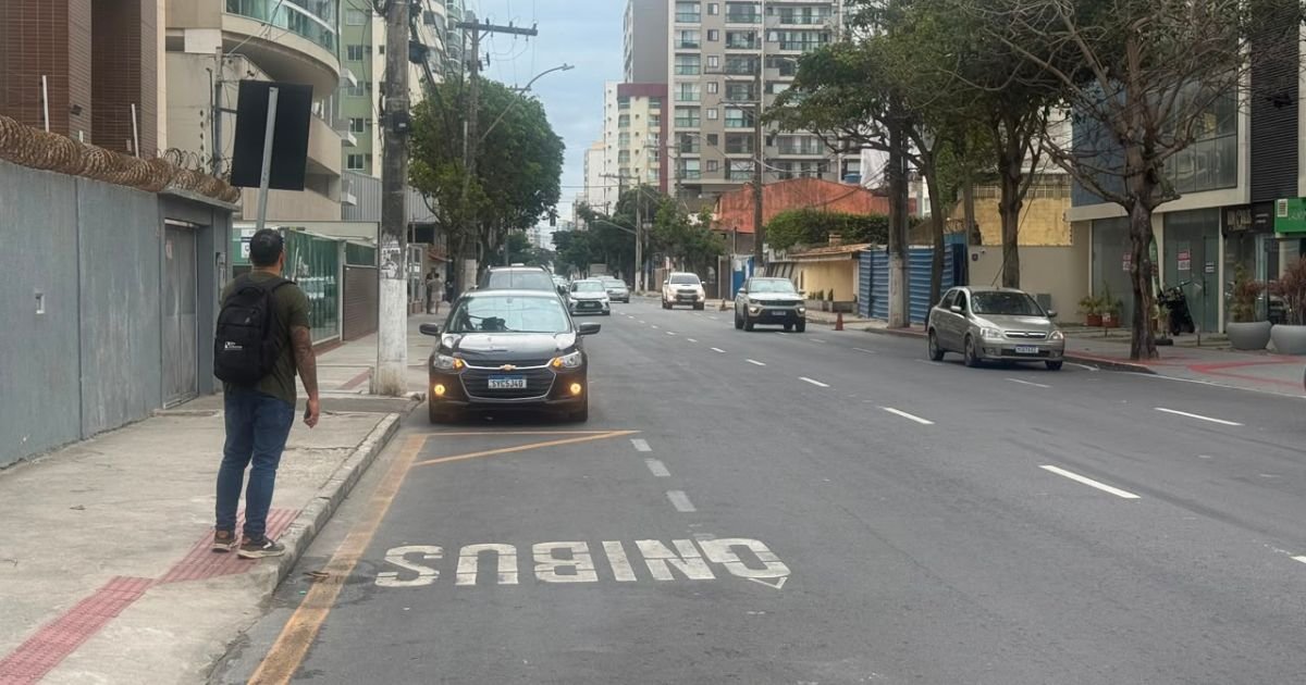 Ponto de ônibus na Avenida Saturnino Rangel Mauro, em Vila Velha