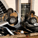 Câmera flagra acidente que lançou dois carros para a entrada de igreja em Vila Velha