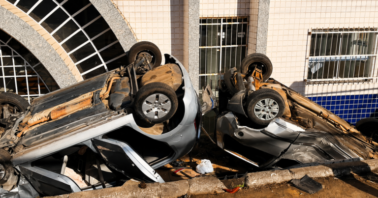 Câmera flagra acidente que lançou dois carros para a entrada de igreja em Vila Velha