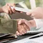 Banco ou cooperativa? Entenda as diferenças antes de escolher