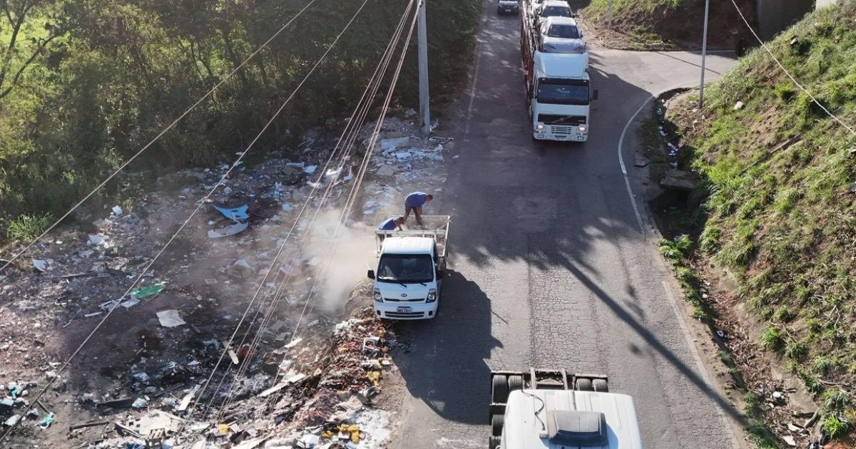 Descarte irregular de lixo na Serra