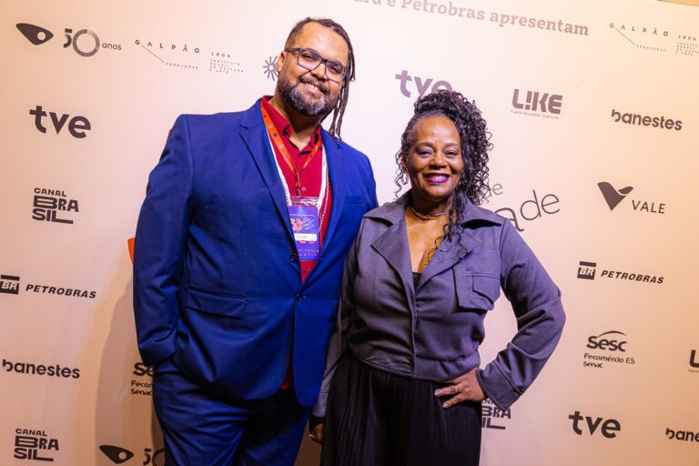Estevão Ribeiro, diretor de Salve, Rainha, e a escritora Eliana Alves Cruz.