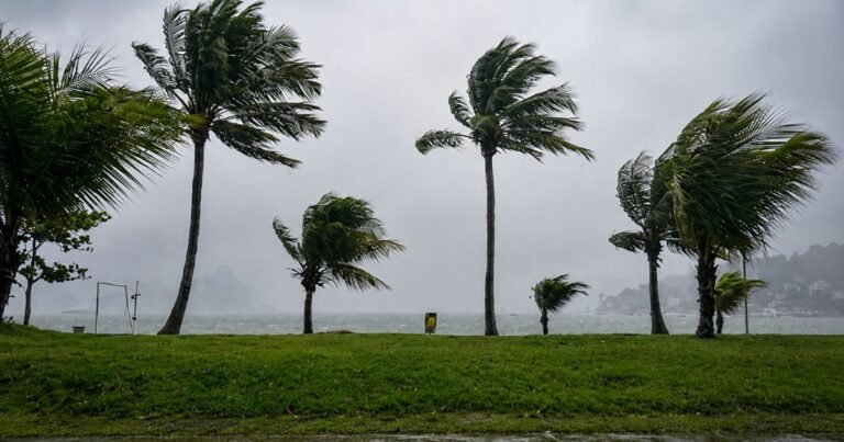 Fortes ventos na Praia da Costa, em Vila Velha