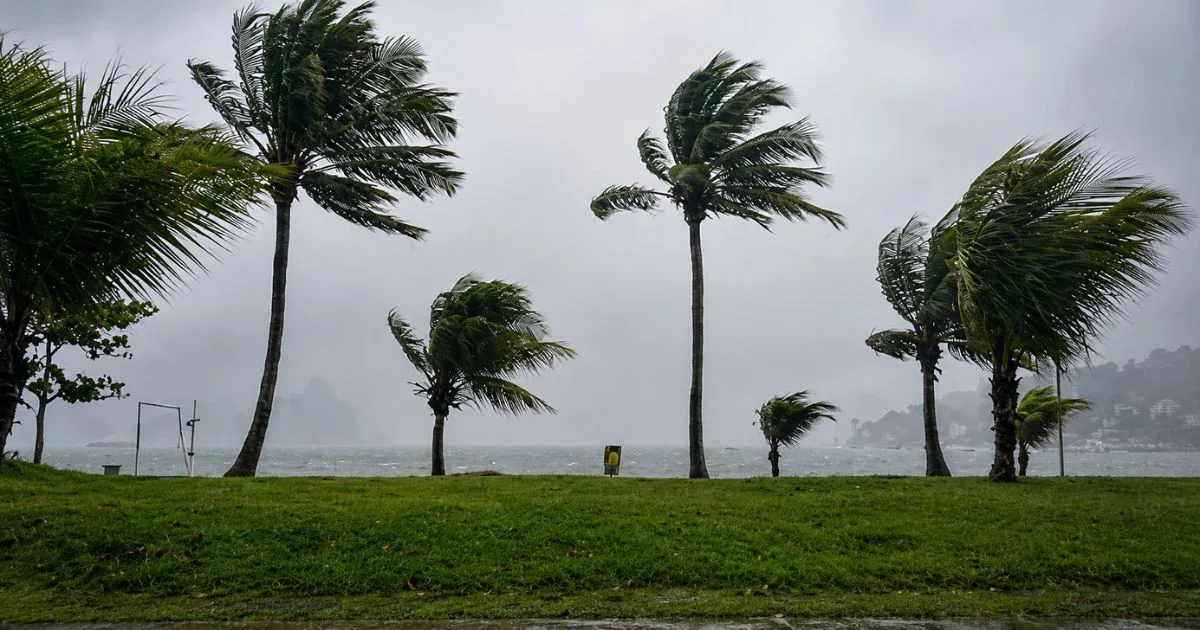 Fortes ventos na Praia da Costa, em Vila Velha