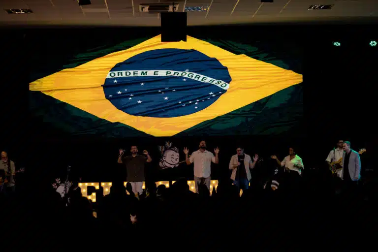 Igreja no ES muda hora do culto e coloca telão para jogo do Brasil