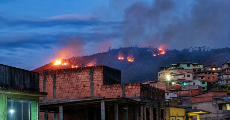 Incêndio em área de mata assusta moradores de Vitória
