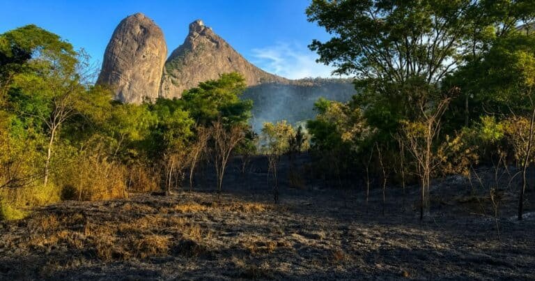 Incêndio atingiu área do Monumento Natural do Frade e a Freira