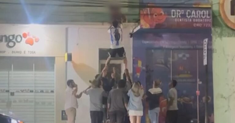 Menino autista é resgatado após subir em laje de 5 metros