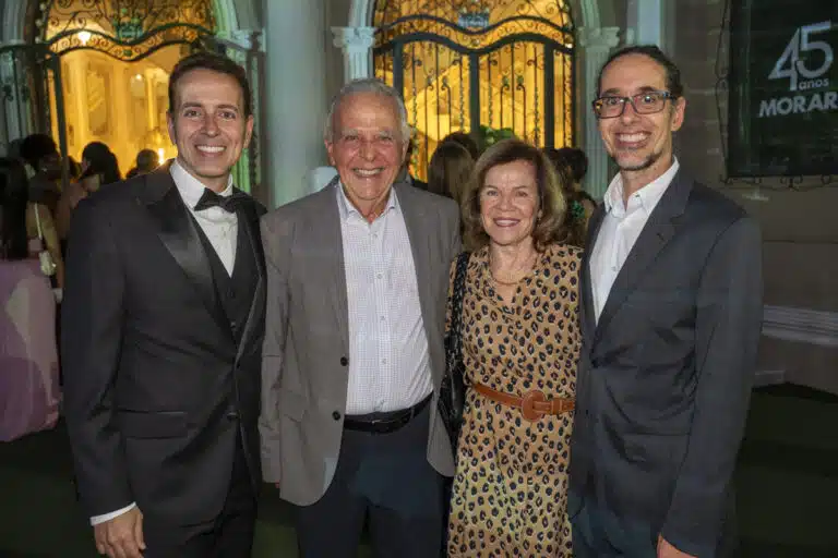 Durval Vieira e Lourdes Freitas entre os irmãos Rodrigo e Rogério de Almeida