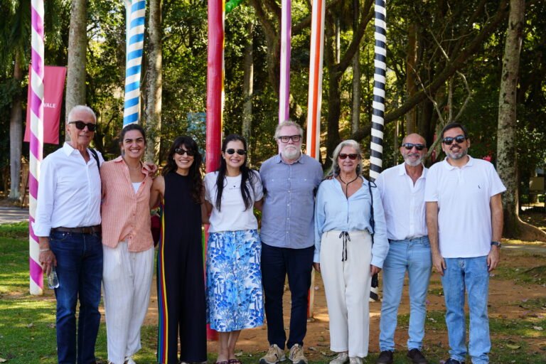 O curador Ronaldo Barbosa; Carol Ruas, secretária de Cultura; Mirella Schena, coordenadora artístico-cultural do Parque; Vivian Coser, primeira-dama do Estado; Raul Mourão, artista visual; Thais Hilal e Hilal Sami Hilal; e Frederico Mascarenhas, coordenador administrativo do Parque.