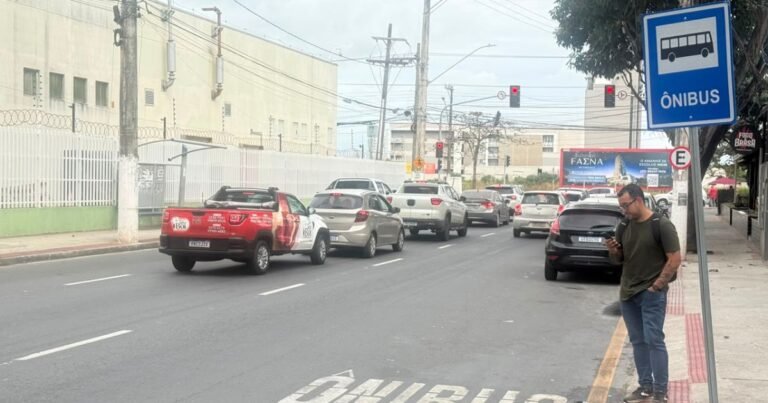 Ponto de ônibus na Avenida Saturnino Rangel Mauro, em Vila Velha