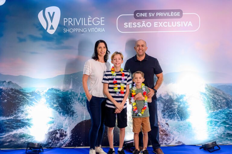 Roger Rocha com a esposa Luana e os filhos João Vicente e Gabriel