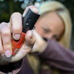 Mulheres podem comprar spray de pimenta para defesa pessoal