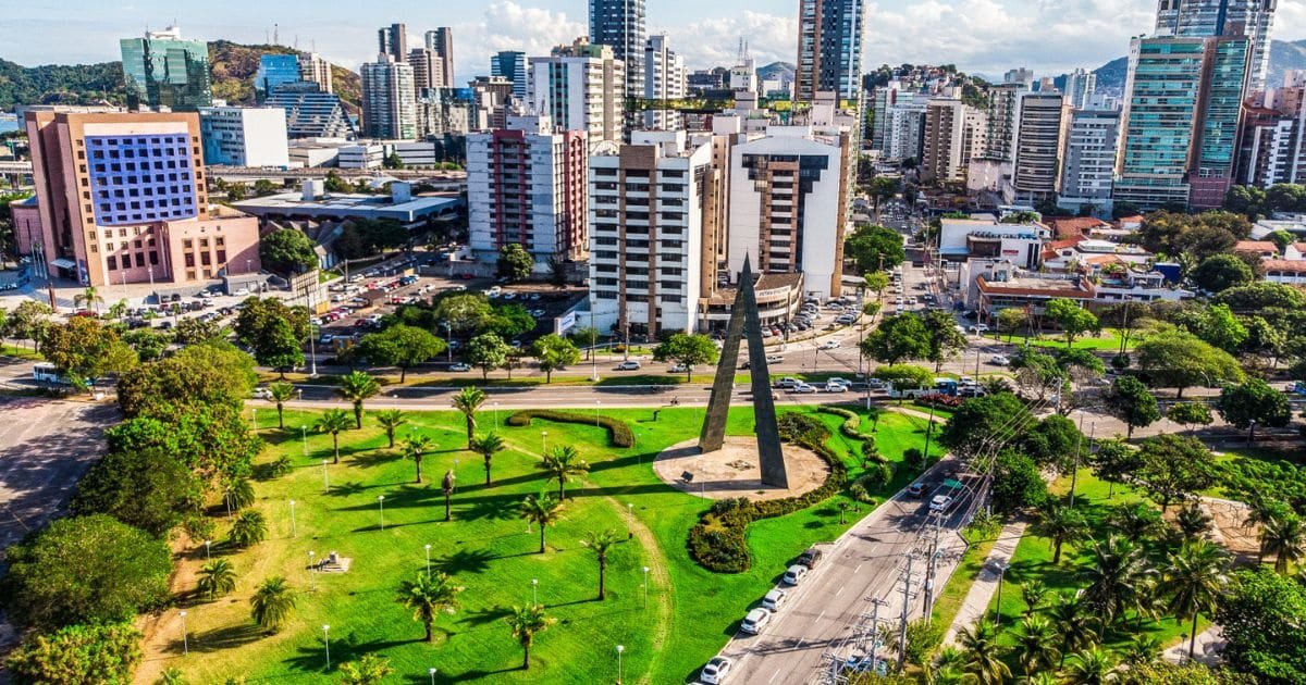 Vista aérea da Enseada do Suá, em Vitória