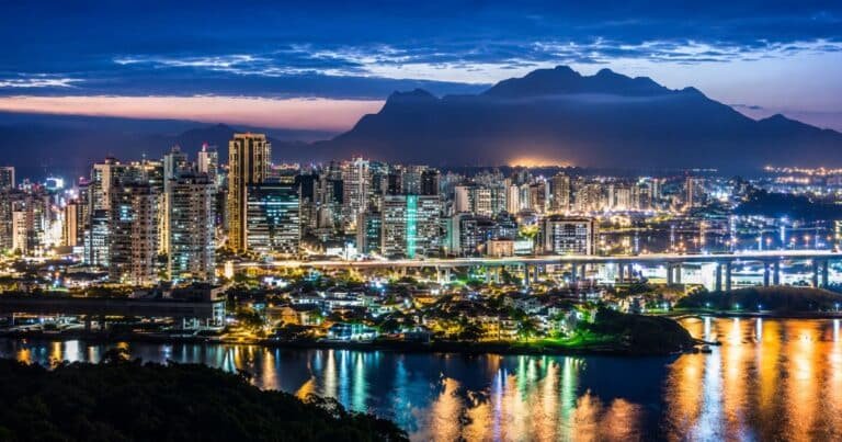 Vista aérea noturna de Vitória