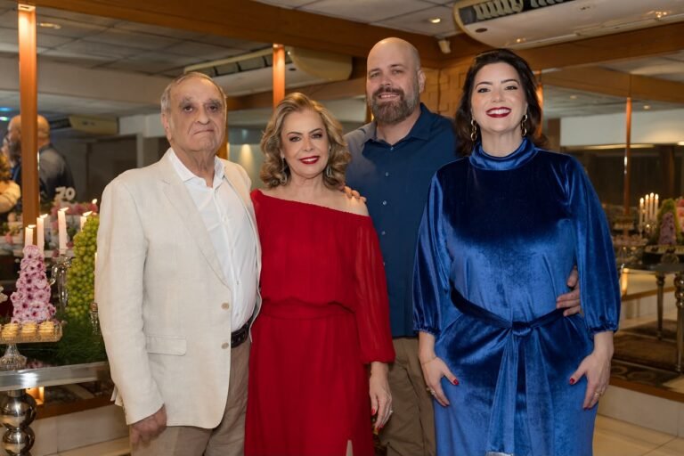 Antônio Abelha e Sônia com o filho 
Renzo Abelha e 
Juliana Pizzol.