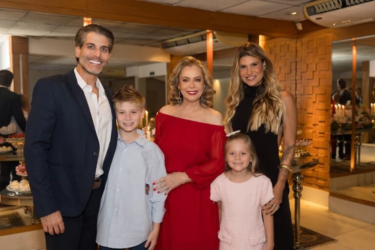 Sônia Abelha com o filho; Rodrigo Abelha, os netos; Rodriguinho  e Martina e a nora 
Alline Passamani.