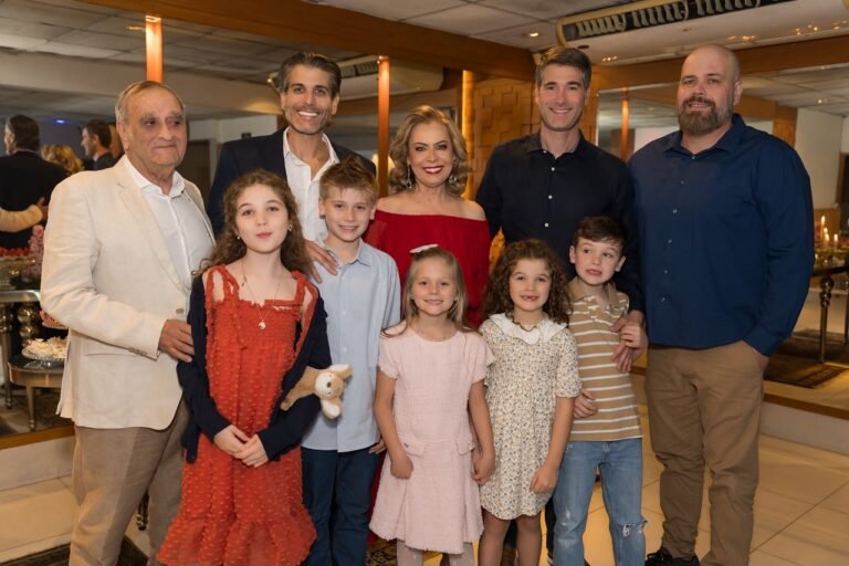 Sônia e Antônio Abelha, os filhos 
Rodrigo, Ricardo e Renzo Abelha e os netos.