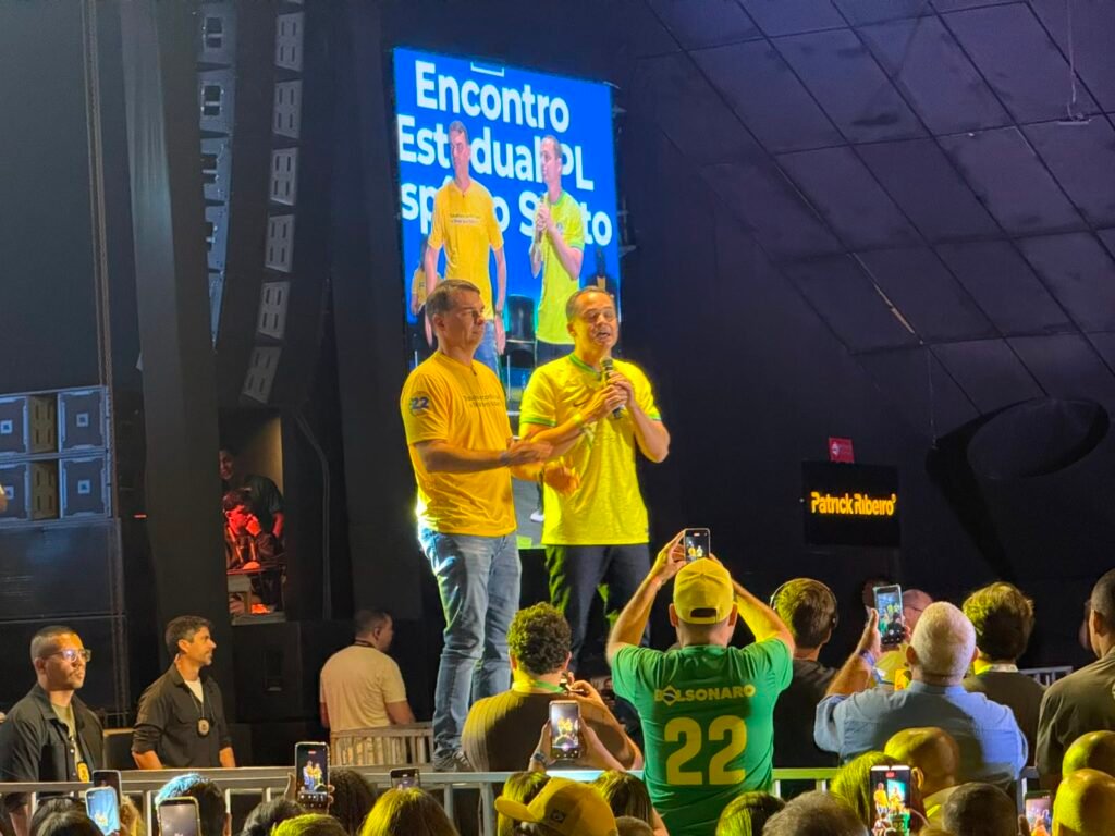 Flávio Bolsonaro declara apoio a Pazolini e critica ministro do STF