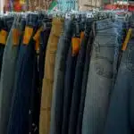 Outlet da Apae tem jeans de marcas famosas a preço de fábrica no ES