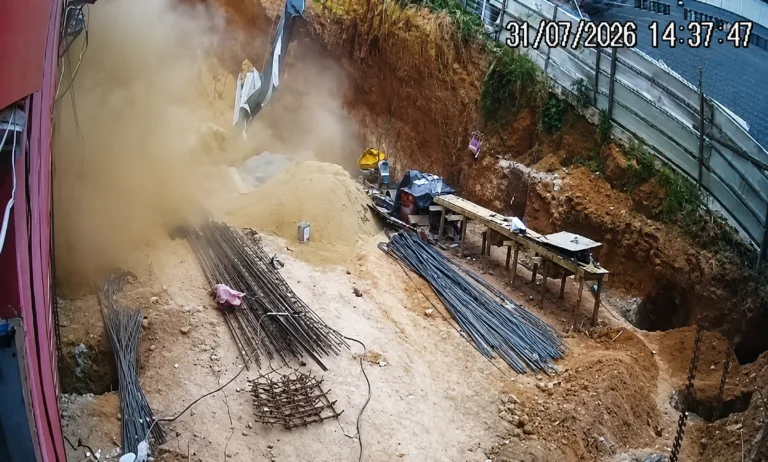 Vídeo mostra momento que barranco cede e mata quatro pessoas