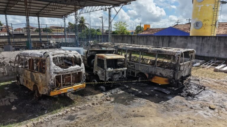Incêndio destrói veículos da Prefeitura de São Mateus; imagens mostram suspeitos